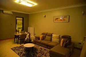 1 Bedroom Suite In 3 Bedroom Apartment - Buzzi
