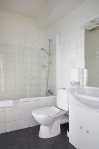Hotels The Originals City, Hotel Les Oceanes, Lorient : Chambre Quadruple Confort