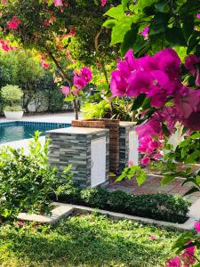 Guest House, shared pool, private bathroom and kitchen