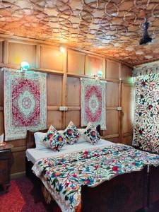 Honolulu Group Of Houseboats