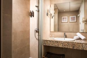 Family Room (2 Adults + 2 Children) room in ALEGRIA Plaza Paris 4*Sup
