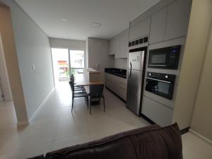 Pe na areia - 50m praia - 2 km aeroporto Navegantes -11 km Beto Carrero - 19 km de Balneario Camburiu SC