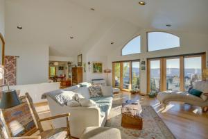 Chic Colorado Escape with Balcony and Mountain Views!