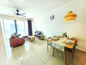 T4 1-10Pax 2Room Trefoil Cozy Home Setia Alam WiFi