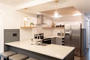 Styled, cozy residential retreat near town center