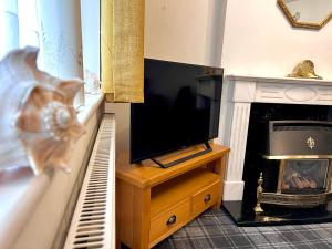 Cheerful 2 Bedroom Home with Off-road parking