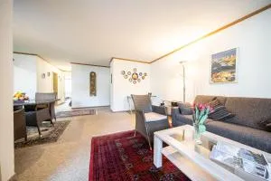 9302 Zweckmaessig eingerichtete 3,5 Zimmer Wohnung mit ueberdachtem Suedwestbalkon - Tarasp