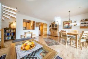 9404 Renovierte Maisonettewohnung im modernen Landhausstil und Balkon mit tollem Ausblick - Tarasp