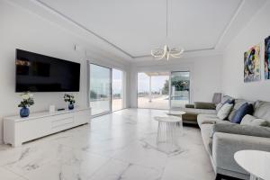 064 Luxury 7 Bed Mijas Villa with Private Pool