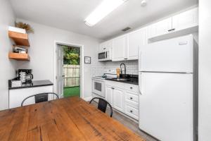 New Cozy Home with Fenced in Yard - Near Downtown & Beaches