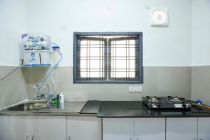Stylish 1.5 BHK AC at BanjaraHills Near CareHospitals