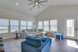 Walk to Ocean! Family-Friendly Crystal Beach Home