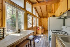 Pet-Friendly Big Bear Cabin, Near Hiking and Skiing!