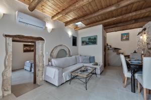 Stone Villa with swimming pool-BBQ!