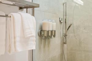 Boutique Room steps from Downtown Mall Rose Jean Room 1