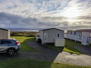 Beautiful Pet Friendly Southerness Caravan With Sea View & Decking Area