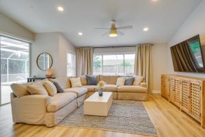 Florida Getaway with Heated Pool, Bar and Fire Table!