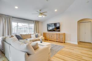 Florida Getaway with Heated Pool, Bar and Fire Table!