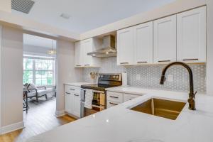 Florida Getaway with Heated Pool, Bar and Fire Table!