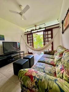 Casa ideal em condomínio fechado a 200m da Praia Maranduba, área de lazer completa