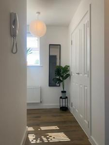 Central 2-Bedrooms Flat - Ideal for Nurses, Contractors, and Relocators - High Speed Wi-Fi and Parking