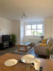 Central 2-Bedrooms Flat - Ideal for Nurses, Contractors, and Relocators - Hi-Speed Wi-Fi, and Parking