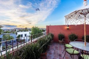 3BR Garden Home with Rooftop & Garage in Centro San Miguel de Allende
