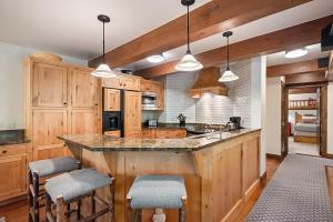 Enclave 108, Snowmass Ski-In Ski-Out Condo with Shared Pool, Hot Tub & Gym