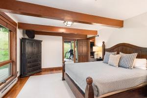 Enclave 108, Snowmass Ski-In Ski-Out Condo with Shared Pool, Hot Tub & Gym