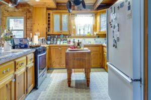 Cozy Adirondack Cabin Retreat in West Chazy!