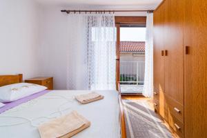 Apartments with parking space Novi Vinodolski - 2417