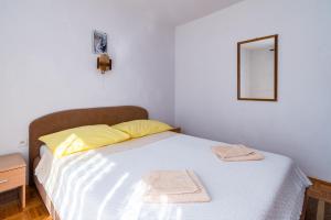 Apartments with parking space Novi Vinodolski - 2417