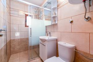 Apartments with parking space Novi Vinodolski - 2417