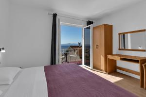 Apartments by the sea Podgora, Makarska - 2596