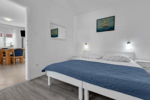 Apartments by the sea Podgora, Makarska - 2596