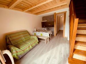 Duplex au cœur du village avec balcon et garage à La Clusaz, proche des pistes et commodités - FR-1-459-216