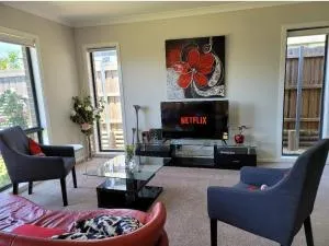 Lovely New 5 Bedroom house + Study/Huge Back Yard - Doonside