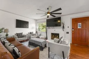 Timeless Historic Home Near Downtown - وودلاند