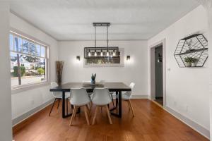 Timeless Historic Home near Downtown with HOT TUB