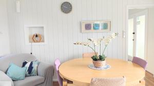 Lake, mountain view cottage - near major attractions