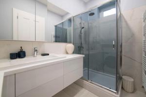 Hella 3, NEW 2-bedroom boutique app, central, parking nearby