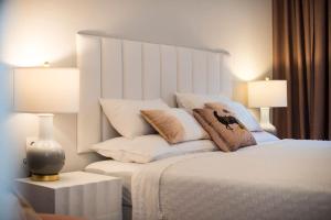 Hella 3, NEW 2-bedroom boutique app, central, parking nearby