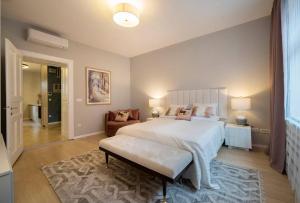 Hella 3, NEW 2-bedroom boutique app, central, parking nearby