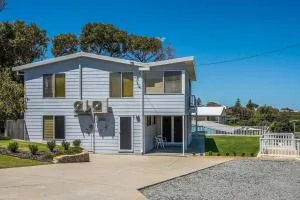 Seaclusion Cottage - Modern renovated beach house - Ledge Point