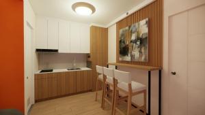 Near Manila Airport, MAILZ HOMEZ COZY Hotel Style Studio Condo, Avida Towers Sucat, Full Kitchen, Swimming Pool, WIFI, 5G