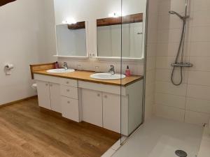 Maisons de vacances Les Cerisiers Binel a Ronsac : photos des chambres