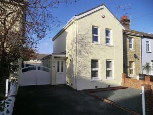 GROVE HOUSE by BOURNECOAST - A Pleasant Family Home by Kings Park with Decking and Parking - HB4179