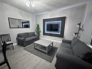 Modernised 3 Bedroom House, Lascelle Residence - Roundhay