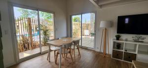 Maisons de vacances LesOyats33 - Maisonnette avec acces Piscine : photos des chambres