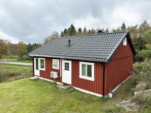Nice cottage by lakes and forest, near Boras